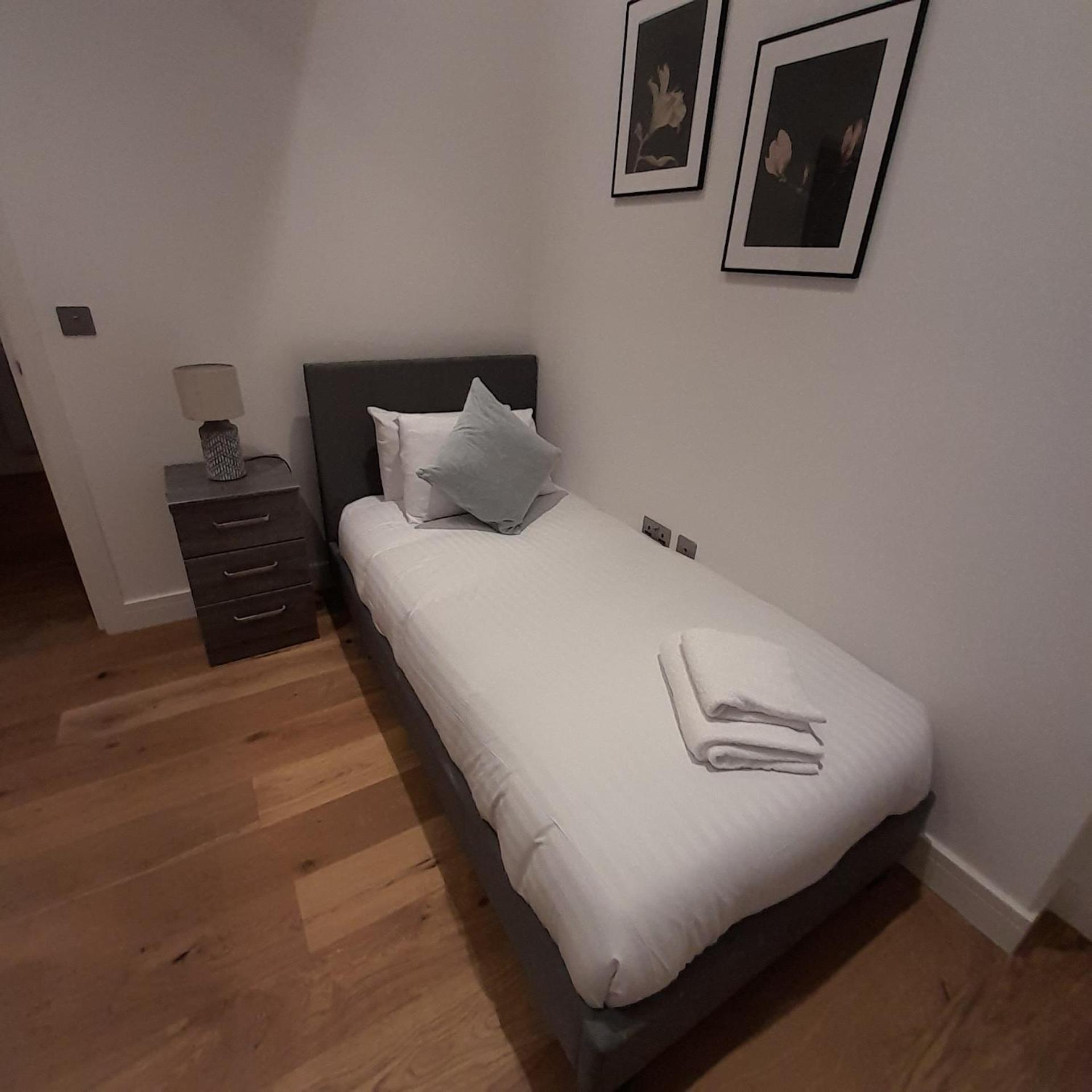 Deluxe Chic 1 2 Bed Apts Near Heathrow Legoland Windsor Slough Villa ภายนอก รูปภาพ