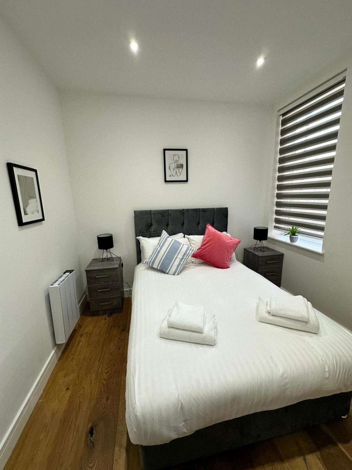 Deluxe Chic 1 2 Bed Apts Near Heathrow Legoland Windsor Slough Villa ภายนอก รูปภาพ