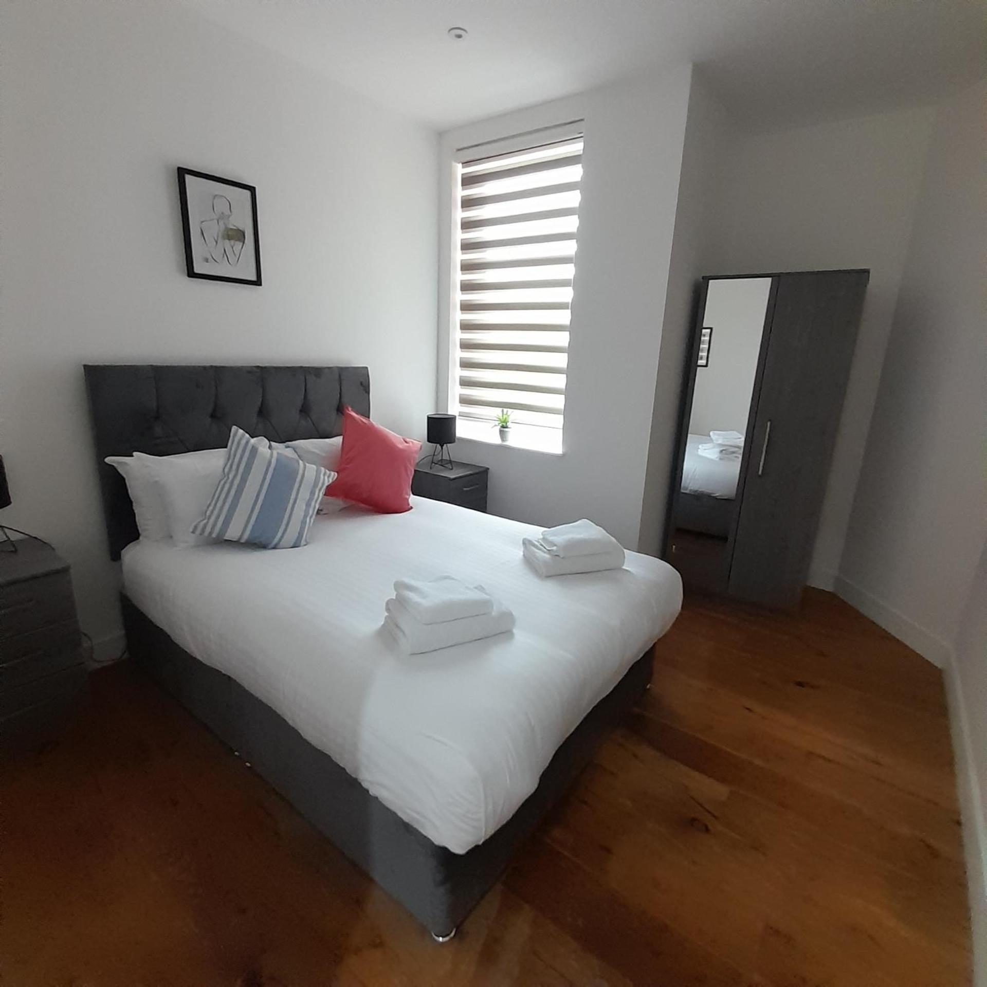 Deluxe Chic 1 2 Bed Apts Near Heathrow Legoland Windsor Slough Villa ภายนอก รูปภาพ