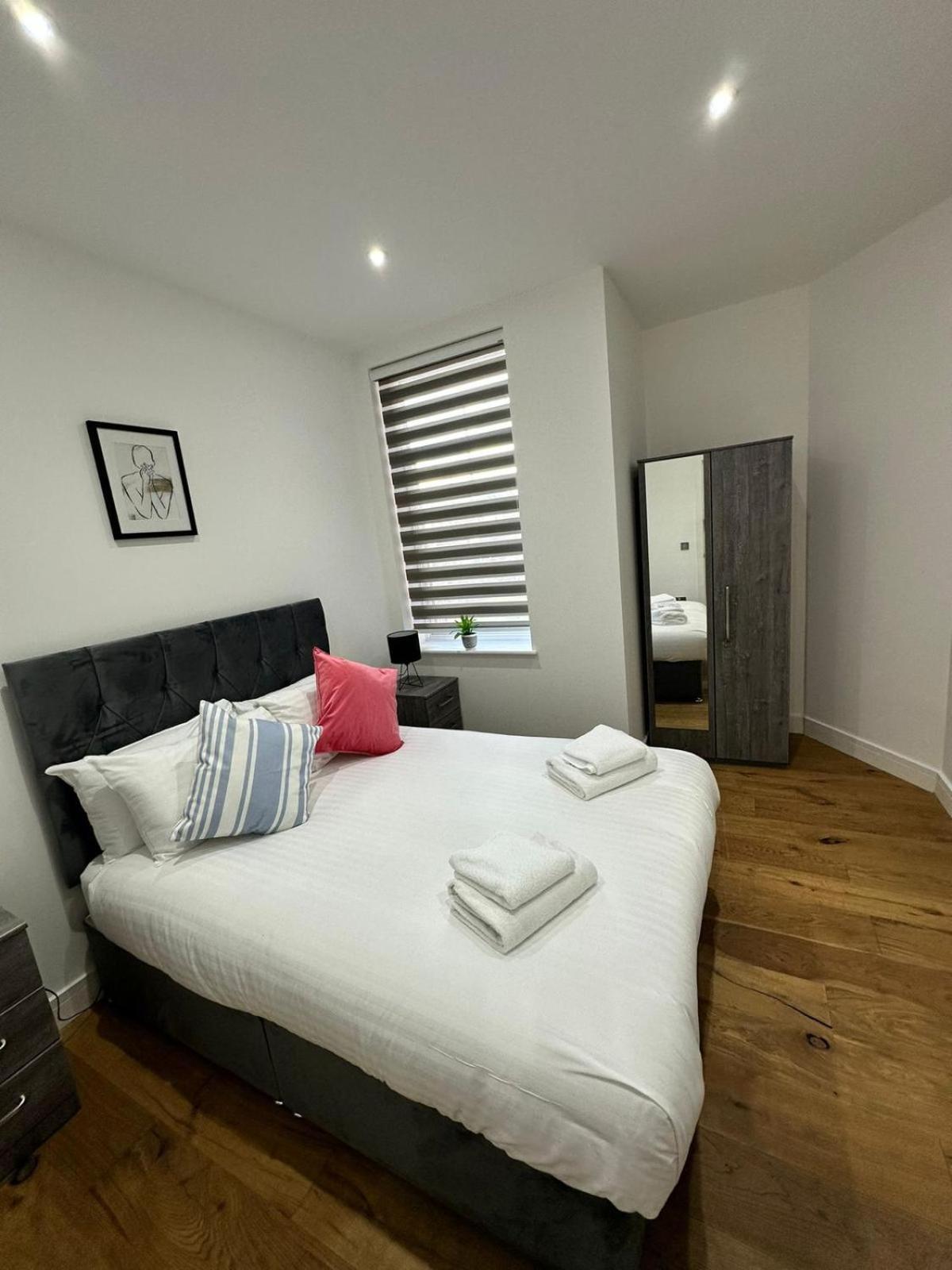 Deluxe Chic 1 2 Bed Apts Near Heathrow Legoland Windsor Slough Villa ภายนอก รูปภาพ