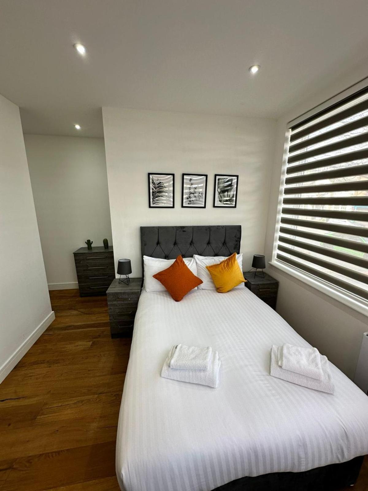 Deluxe Chic 1 2 Bed Apts Near Heathrow Legoland Windsor Slough Villa ภายนอก รูปภาพ