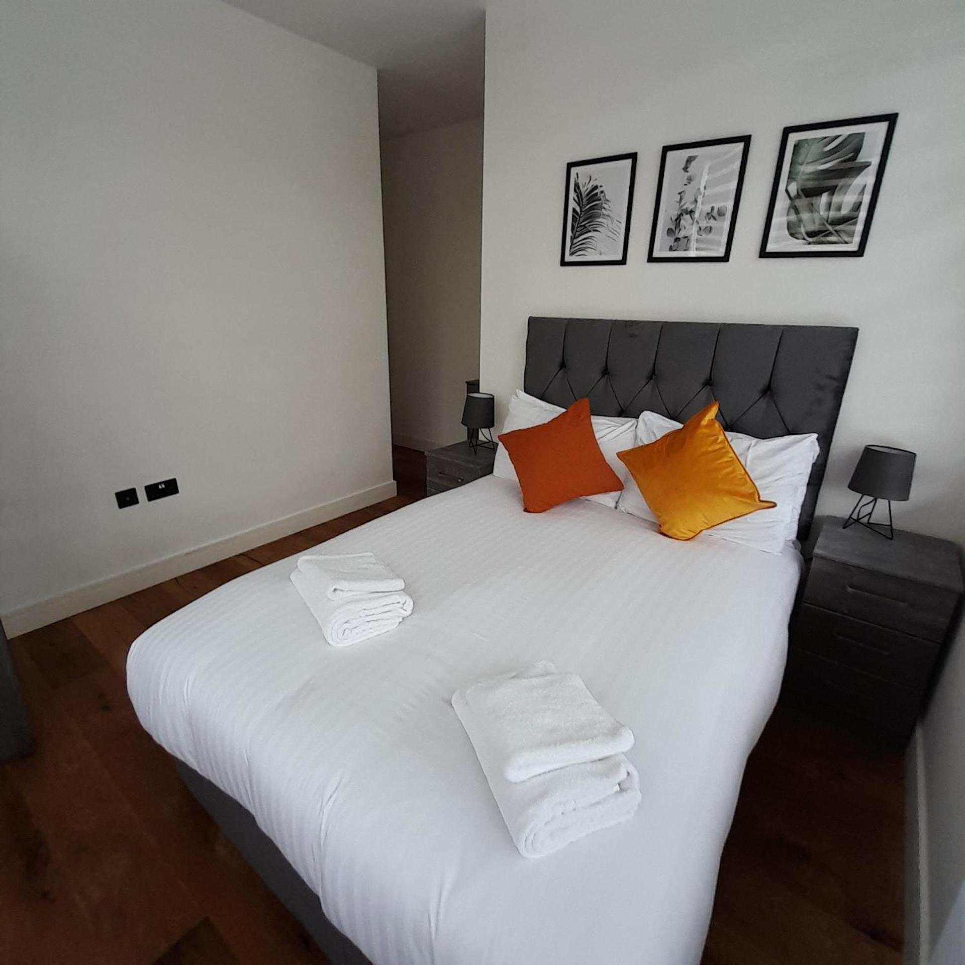 Deluxe Chic 1 2 Bed Apts Near Heathrow Legoland Windsor Slough Villa ภายนอก รูปภาพ