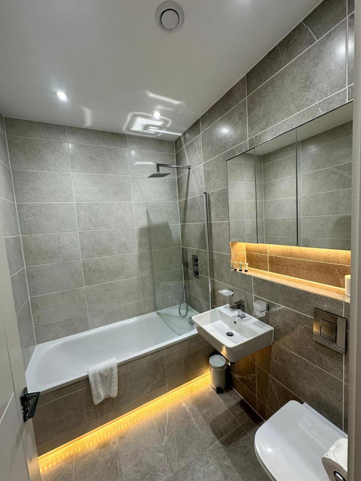 Deluxe Chic 1 2 Bed Apts Near Heathrow Legoland Windsor Slough Villa ภายนอก รูปภาพ